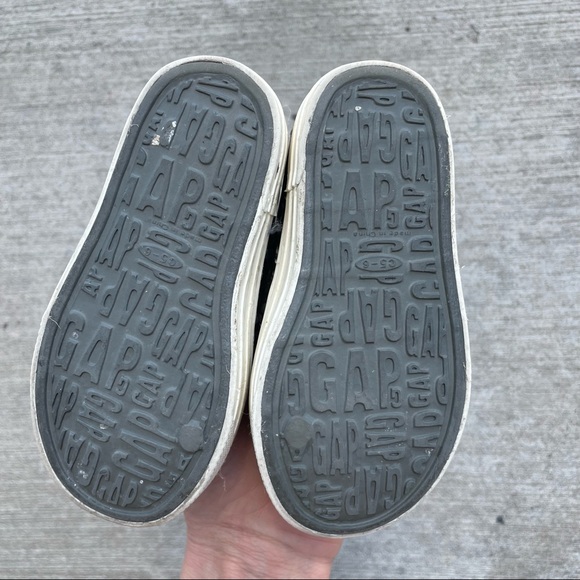 Baby Gap Grey Camo Perforated Slip On Water Proof Shoes Size 5/6 - Picture 4 of 5